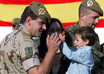 Un soldado que parte hacia Irak se despide de su familia.