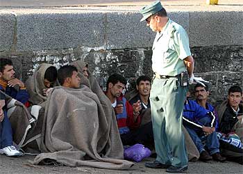 Un grupo de inmigrantes detenidos por las fuerzas de seguridad el pasado sábado en Tarifa (Cádiz).