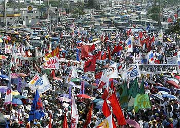 Centenares de personas se manifiestan en el centro de Manila durante el discurso de la presidenta Arroyo.