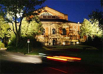 Una imagen del teatro de Bayreuth por la noche.