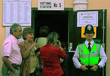 Votaciones en un colegio electoral de Gibraltar.