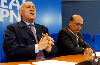 El presidente del PNV, Xabier Arzalluz, ayer durante una rueda de prensa.