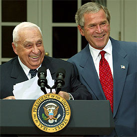 El presidente de EE UU, George Bush, y el primer ministro israelí, Ariel Sharon, ayer en la Casa Blanca.