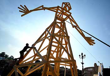 UN GIGANTE DE MADERA.