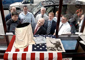 Expectación ante el escaparate de Dublín que exhibe los calzoncillos de John F. Kennedy.