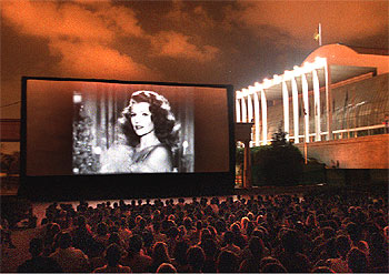 El mito de 'Gilda' revive en el calor de la noche valenciana