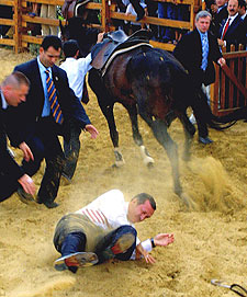 Erdogan se cae del caballo.