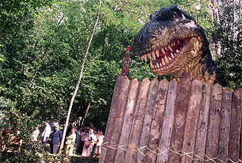 Imagen de uno de los dinosaurios del nuevo parque temático inaugurado ayer en Carranza.