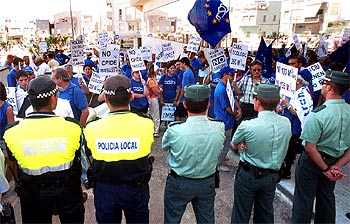 Cientos de militantes contrarios al trasvase del Ebro se manifestaron frente al consorcio del delta en Amposta.