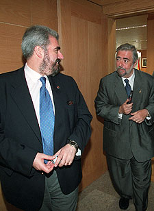 Los portavoces, en el pasillo.