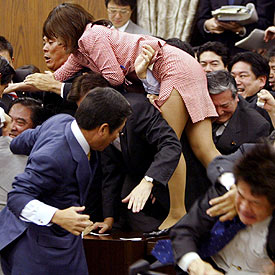 Enfrentamiento en el Parlamento.