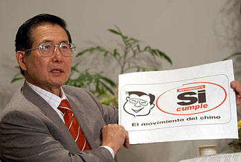 El ex presidente de Perú Alberto Fujimori presenta un cartel de su nuevo partido político, ayer en Tokio.