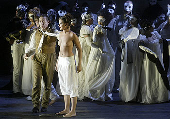 Un momento de la representación de  Los cuentos de Hoffmann .