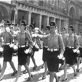 Un desfile de la Policía Municipal en la Plaza Mayor de Madrid en junio de 1976.