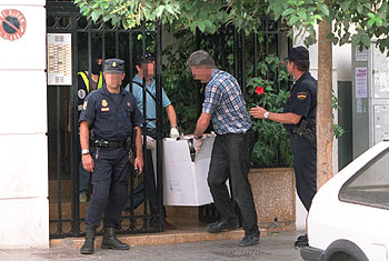 Agentes de policía trasladan objetos hallados en el piso utilizado por ETA en Valencia.