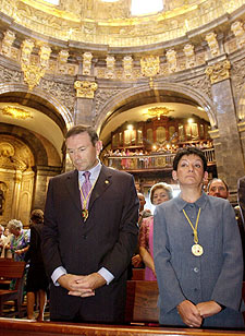 El  lehendakari,  Juan José Ibarretxe, y la consejera de Educación, Ángeles Iztueta, durante la misa mayor celebrada ayer en la basílica de Loyola.
