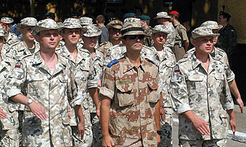 El oficial español Pérez Cortez (centro) marcha entre tropas polacas destinadas a Irak, en Szczecin, Polonia.