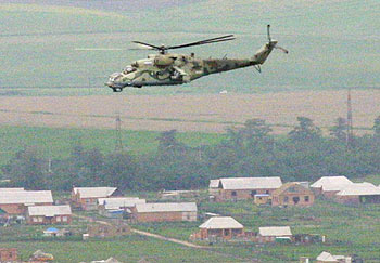 Un helicóptero ruso Mi-24 sobrevuela una localidad en Chechenia el pasado 29 de julio.