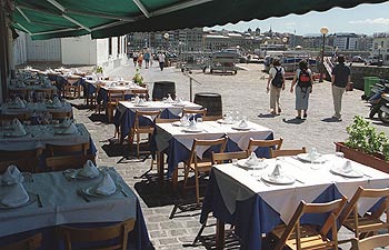Terraza de La Rampa, taberna portuaria en  San Sebastián. Abajo,  mero a la parrilla.