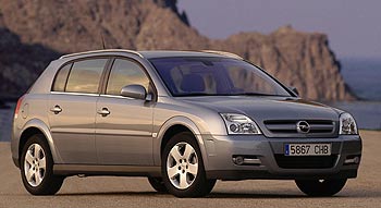 La línea del Signum reúne conceptos de las berlinas y los familiares tipo   break.   Mantiene el frontal clásico del Vectra, pero la zaga se prolonga para integrar el portón posterior.