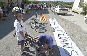 Marcha en bicicleta contra la venta de una ermita