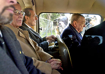 Los almirantes Anaya (con gafas) y Lambruschini (a la derecha), tras declarar el pasado día 25 en un tribunal.rnrnGeneral Jorge Rafael Videla.rnrnUn grupo de las Madres de Mayo se manifiesta en repulsa del golpe militar de Videla al cumplirse el 26º aniversario en marzo de 2002.