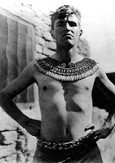 Pendlebury, en el yacimiento egipcio de Tell el Amarna con joyas faraónicas.