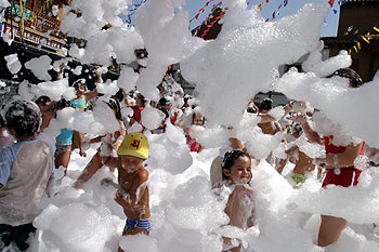 BAÑO DE ESPUMA EN MANZANARES EL REAL.