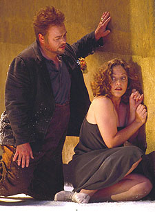 Wolfgang Schmidt y Evelyn Herlitzius, durante la representación de  Siegfried. 