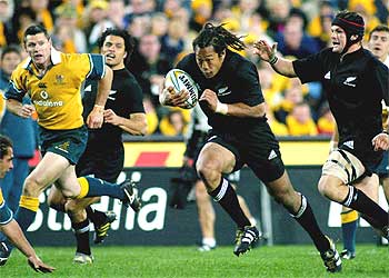 Umaga, a punto de lograr uno de los siete ensayos de los All Blacks ante Australia.