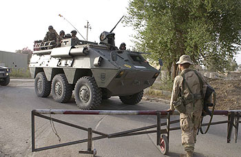 Un blindado español sale de patrulla de la base de Diwaniya, en el sur de Irak.