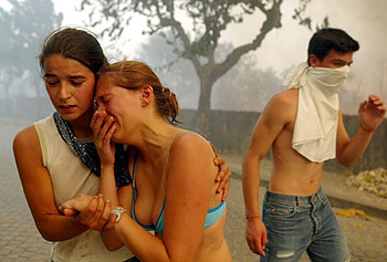 Una mujer llora mientras sale corriendo de su casa en llamas en Macao, a 100 kilómetros de Lisboa.