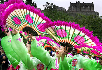 Una comparsa de la gran cabalgata que desfiló ayer por las calles de Edimburgo.