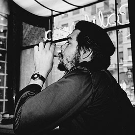 Ernesto Che Guevara, en la cafetería California, en la calle Gran Vía de Madrid.rnrn CÉSAR LUCAS (EP)