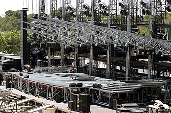 Los técnicos daban ayer los últimos toques al escenario donde esta noche tocarán los Stones.