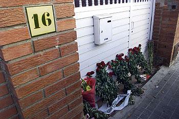 Ramos de flores a la puerta del domicilio donde ocurrió el crimen.