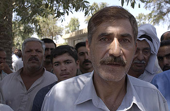 El general Sabah Lafi, junto a otros soldados, guarda cola en Bagdad para cobrar un salario de EE UU.