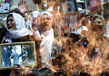 Mujeres palestinas, ante una maqueta de una prisión en llamas, piden la liberación de presos, ayer en Hebrón.