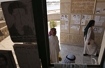 Fotos de iraquíes desaparecidos, en la sede de una asociación de derechos humanos que ha reunido documentos sobre la represión.