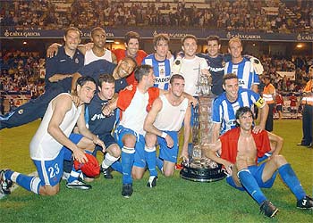 Los jugadores del Depor posan con el trofeo tras su triunfo.