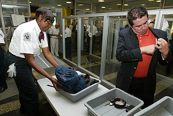 Un pasajero coloca sus efectos personales en un control del aeropuerto Ronald Reagan de Washington.