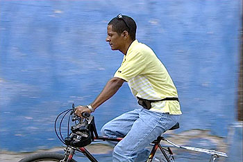 Iván es el personaje que hace de trabajador de un hospital en una imagen de  Suite Habana .