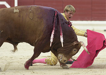 El Cordobés, con su segundo toro.