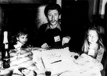 Albert Boadella, director teatral de Els Jogalrs, celebrando con sus hijos el día de Pascua en territorio francés.