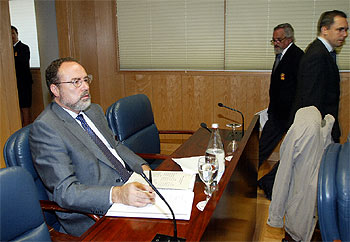 Eduardo Tamayo, a la izquierda, durante la reunión de la Diputación  Permanente de la Asamblea de Madrid.