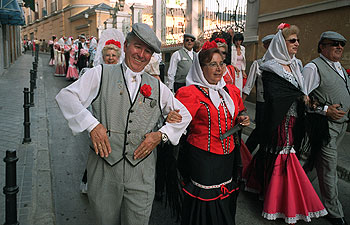 Madrileños vestidos de castizos en las fiestas de San Cayetano.