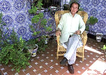 Chano Lobato, en el patio de su casa en Sevilla.