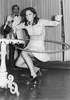 Una joven baila el hula-hop en un concurso.