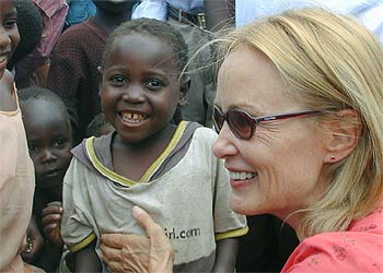 La actriz Jessica Lange visita un campo de refugiados en el Congo.