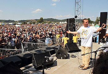 El líder agrario José Bové abre los actos políticos y culturales del fin de semana en Larzac.